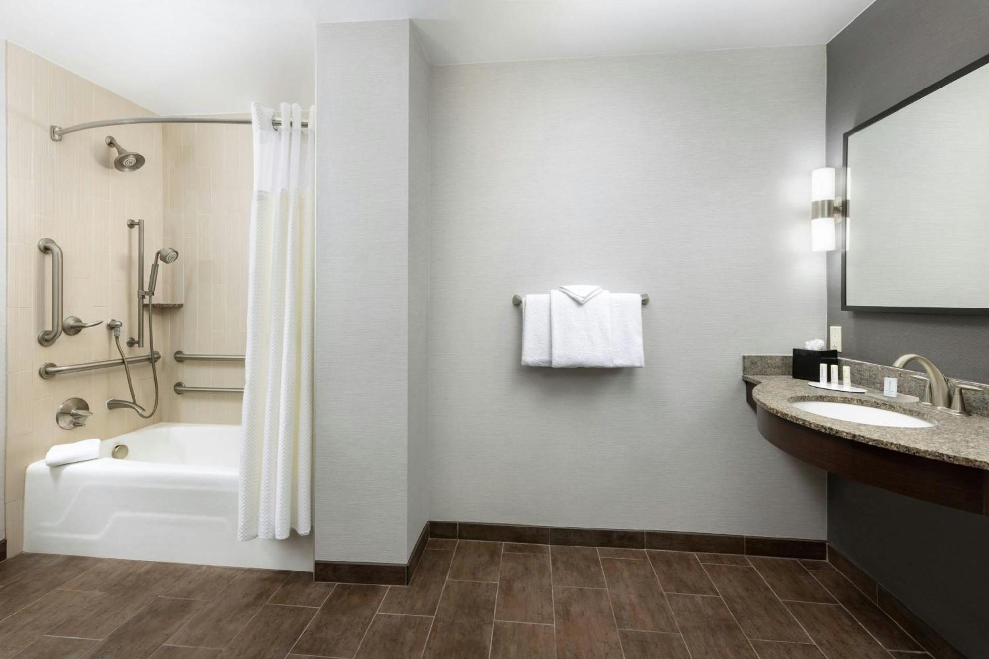 Courtyard By Marriott Los Angeles Woodland Hills Exterior photo
