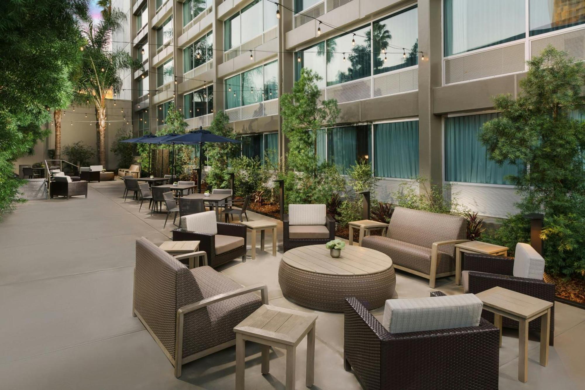 Courtyard By Marriott Los Angeles Woodland Hills Exterior photo
