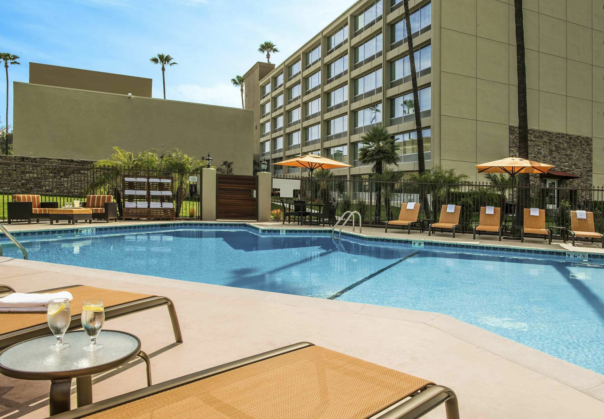 Courtyard By Marriott Los Angeles Woodland Hills Exterior photo